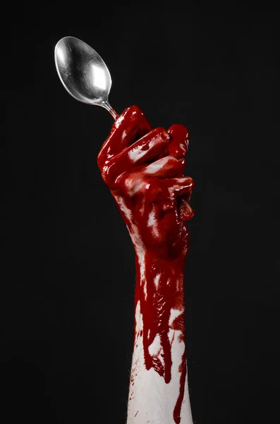 Krvavá ruka drží lžíci, vidlice, halloween téma, krvavé lžíce, vidlice, černé pozadí, izolované — Stock fotografie