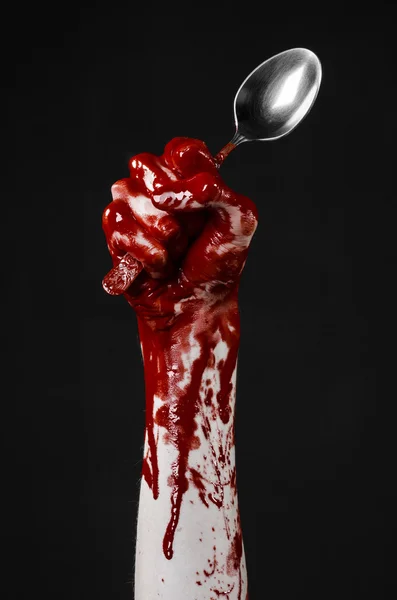 Αιματηρή χέρι που κρατά ένα κουτάλι, πιρούνι, θέμα αποκριών, αιματηρή κουτάλι, πιρούνι, μαύρο φόντο, απομονωμένο — Φωτογραφία Αρχείου