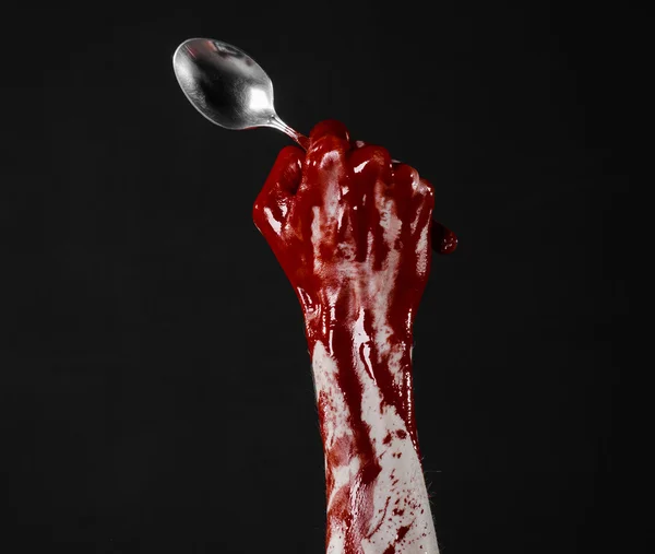 Blutige Hand mit Löffel, Gabel, Halloween-Thema, blutiger Löffel, Gabel, schwarzer Hintergrund, isoliert — Stockfoto