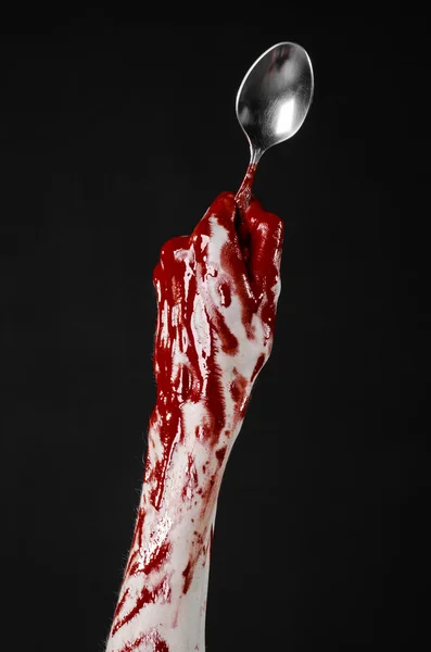 Mão sangrenta segurando uma colher, garfo, tema halloween, colher sangrenta, garfo, fundo preto, isolado — Fotografia de Stock