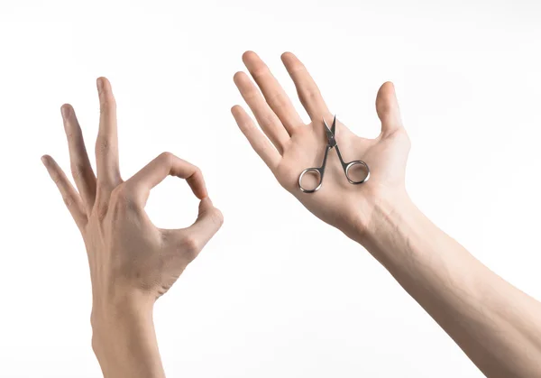 Saúde e cuidados pessoais: tesoura de mão para manicure isolado em fundo branco — Fotografia de Stock