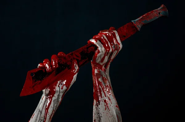 Tema de Halloween sangriento: manos sangrientas sosteniendo un machete sangriento aislado sobre fondo negro en el estudio —  Fotos de Stock