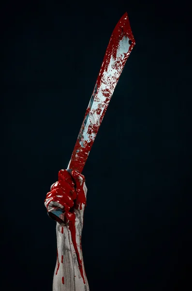 Blodiga halloween tema: blodiga händer som håller en blodig machete isolerad på svart bakgrund i studio — Stockfoto