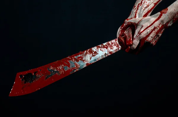 Sangrento tema halloween: mãos sangrentas segurando um facão sangrento isolado no fundo preto no estúdio — Fotografia de Stock
