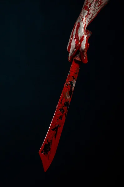 Tema de Halloween sangriento: manos sangrientas sosteniendo un machete sangriento aislado sobre fondo negro en el estudio —  Fotos de Stock