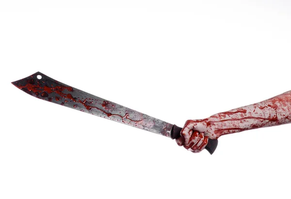 Halloween tematu: ręka trzyma krwawe maczetą na białym tle — Zdjęcie stockowe