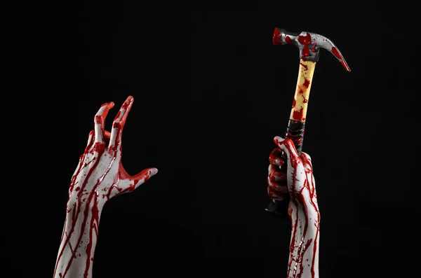 Кровавая тема Хэллоуина: окровавленная рука, держащая кровавый молоток, изолированный на черном фоне — стоковое фото