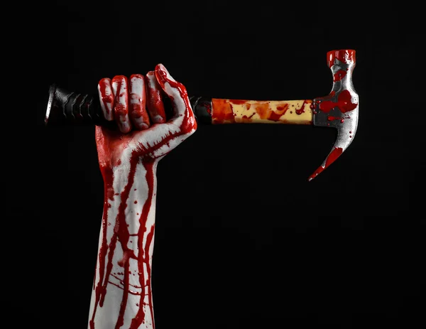 Bloody halloween theme: bloody hand holding a bloody hammer isolated on a black background — Stock Photo, Image