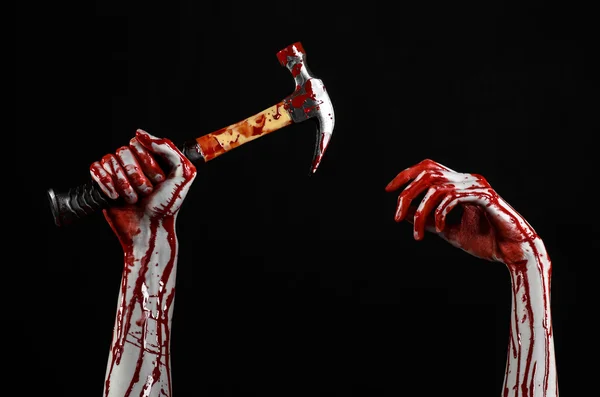 Bloody halloween theme: bloody hand holding a bloody hammer isolated on a black background — Stock Photo, Image