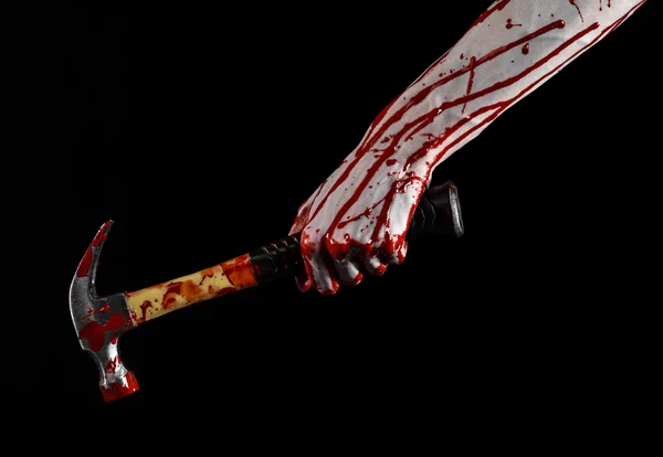 Bloody halloween téma: krvavá ruka drží krvavé kladivo izolovaných na černém pozadí — Stock fotografie