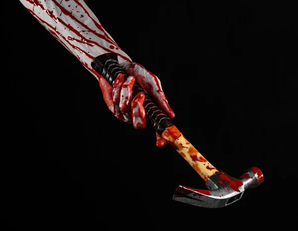 Blutiges Halloween-Thema: Blutige Hand mit blutigem Hammer auf schwarzem Hintergrund — Stockfoto