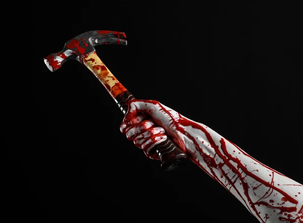 Tema Halloween Berdarah: tangan berdarah memegang palu berdarah terisolasi pada latar belakang hitam — Stok Foto