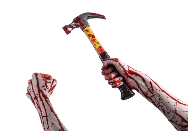 Sangrento tema de Halloween: mão sangrenta segurando um martelo sangrento isolado em um fundo branco — Fotografia de Stock