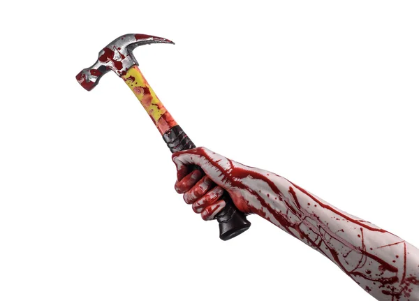 Sangrento tema de Halloween: mão sangrenta segurando um martelo sangrento isolado em um fundo branco — Fotografia de Stock