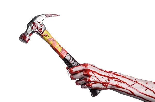 Blutiges Halloween-Thema: Blutige Hand mit blutigem Hammer auf weißem Hintergrund — Stockfoto