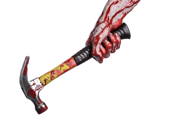 Bloedige halloween thema: bloedige hand met een bloedige hamer geïsoleerd op een witte achtergrond — Stockfoto