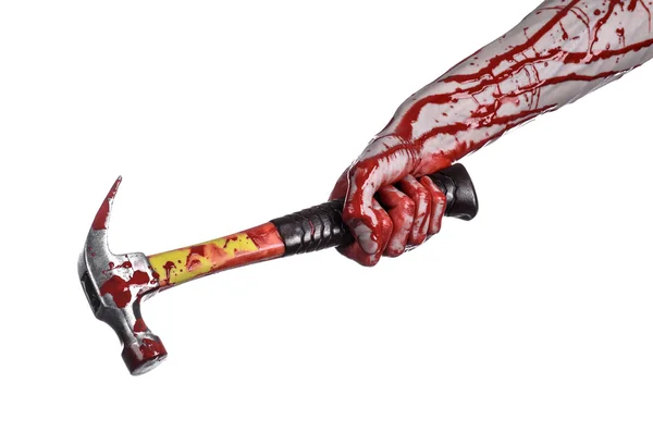 Tema de Halloween sangriento: Mano sangrienta sosteniendo un martillo sangriento aislado sobre un fondo blanco — Foto de Stock