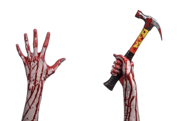 Blutiges Halloween-Thema: Blutige Hand mit blutigem Hammer auf weißem Hintergrund — Stockfoto