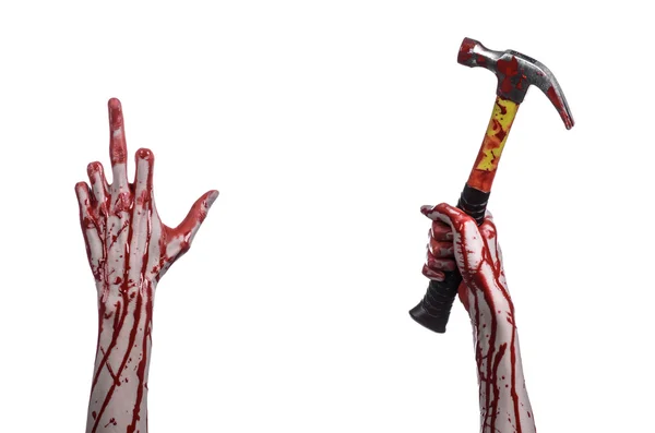 Tema sângeroasă de Halloween: mână sângeroasă care ține un ciocan sângeros izolat pe un fundal alb — Fotografie, imagine de stoc