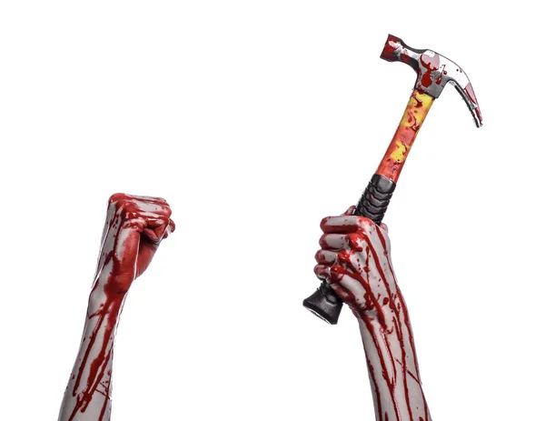 Кровавая тема Хэллоуина: окровавленная рука, держащая окровавленный молоток на белом фоне — стоковое фото
