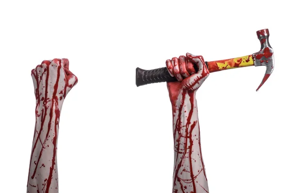 Blutiges Halloween-Thema: Blutige Hand mit blutigem Hammer auf weißem Hintergrund — Stockfoto