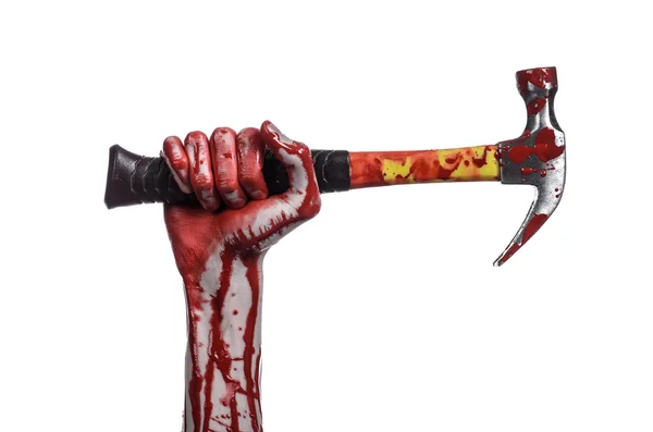 Blodiga halloween tema: blodiga handen håller en blodig hammare isolerad på en vit bakgrund — Stockfoto
