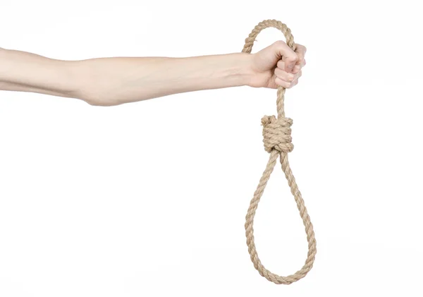 Lynching et suicide thème : la main de l'homme tenant une boucle de corde pour accrocher sur fond blanc isolé — Photo