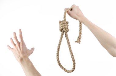 Linç ve intihar Tema: ip üzerine beyaz asmak için bir döngü tutan adamın el izole arka plan