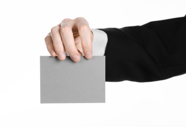 İş ve reklam Konu: gri bir boş kartı Studio beyaz arka plan üzerinde izole elinde tutan siyah elbiseli adam