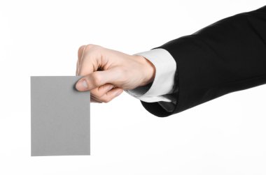 İş ve reklam Konu: gri bir boş kartı Studio beyaz arka plan üzerinde izole elinde tutan siyah elbiseli adam