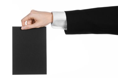 İş ve reklam Konu: Studio beyaz arka plan üzerinde izole elinde siyah bir boş kartı tutan siyah elbiseli adam