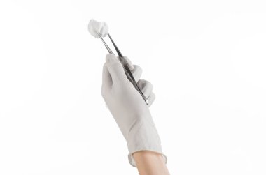 Tıp ve cerrahi Tema: doktorun elinde cımbız Studio'yu beyaz arka plan üzerinde izole bez ile holding beyaz eldiven