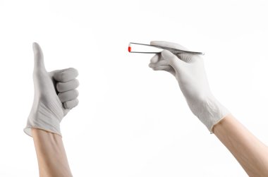 Farmakoloji ve sağlık Tema: doktorun elinde cımbız Studio'yu beyaz arka plan üzerinde izole kırmızı hapı kapsülü ile holding beyaz eldiven