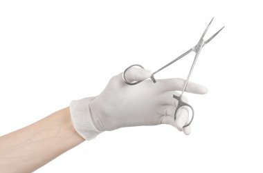 Cerrahi ve tıbbi Tema: doktorun elinde beyaz arka plan üzerinde izole bir cerrahi klibi holding beyaz eldiven