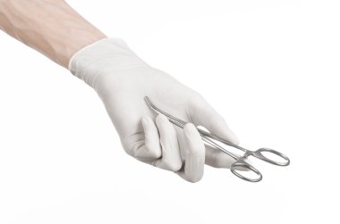 Cerrahi ve tıbbi Tema: doktorun elinde beyaz arka plan üzerinde izole bir cerrahi klibi holding beyaz eldiven