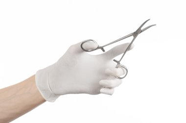 Cerrahi ve tıbbi Tema: doktorun elinde beyaz arka plan üzerinde izole bir cerrahi klibi holding beyaz eldiven