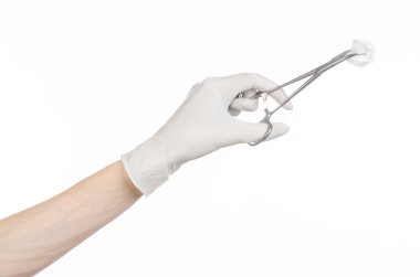 Cerrahi ve tıp Tema: Studio beyaz arka plan üzerinde izole bez ile cerrahi bir kelepçe holding beyaz eldiven doktorun elinde