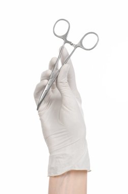 Cerrahi ve tıbbi Tema: doktorun elinde beyaz arka plan üzerinde izole bir cerrahi klibi holding beyaz eldiven