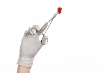 Cerrahi ve tıbbi Tema: Studio beyaz bir arka plan üzerinde izole kanlı tampon ile cerrahi klipi holding beyaz eldiven doktorun elinde