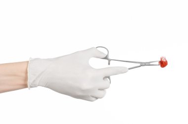 Cerrahi ve tıbbi Tema: Studio beyaz bir arka plan üzerinde izole kanlı tampon ile cerrahi klipi holding beyaz eldiven doktorun elinde