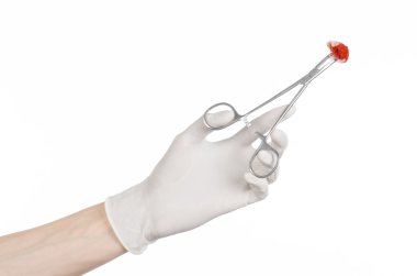 Cerrahi ve tıbbi Tema: Studio beyaz bir arka plan üzerinde izole kanlı tampon ile cerrahi klipi holding beyaz eldiven doktorun elinde