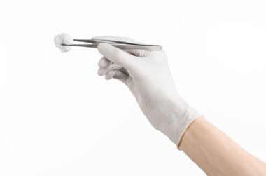 Tıp ve cerrahi Tema: doktorun elinde cımbız Studio'yu beyaz arka plan üzerinde izole bez ile holding beyaz eldiven