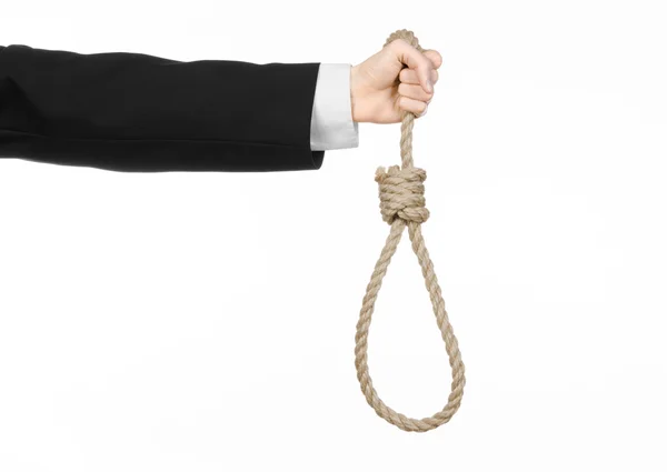 Самоубийство и деловая тема: Рука бизнесмена в черной куртке, держащего петлю из веревки для повешения на белом изолированном фоне — стоковое фото