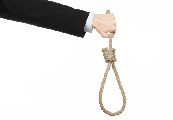 Selbstmord und geschäftliches Thema: Hand eines Geschäftsmannes in schwarzer Jacke mit einer Seilschlaufe zum Aufhängen auf weißem, isoliertem Hintergrund — Stockfoto