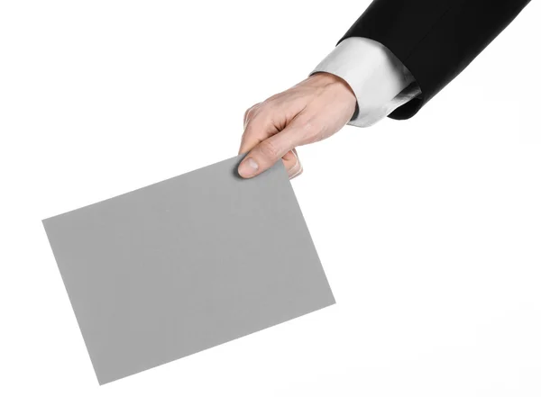 İş ve reklam Konu: gri bir boş kartı Studio beyaz arka plan üzerinde izole elinde tutan siyah elbiseli adam — Stok fotoğraf