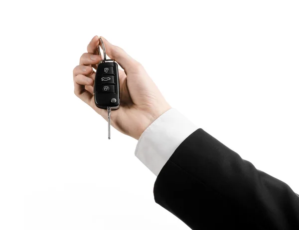 商业主题: 一套黑色的西装，拿着一把车钥匙在白色背景上孤立的汽车推销员 — 图库照片