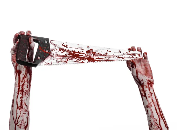 Halloween téma: krvavá ruka drží krvavého viděl na bílém pozadí — Stock fotografie