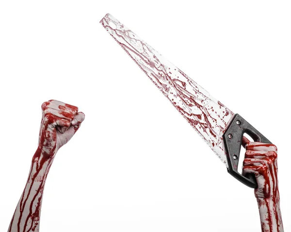 Halloween tematu: krwawa ręka trzyma krwawą zobaczył na białym tle — Zdjęcie stockowe