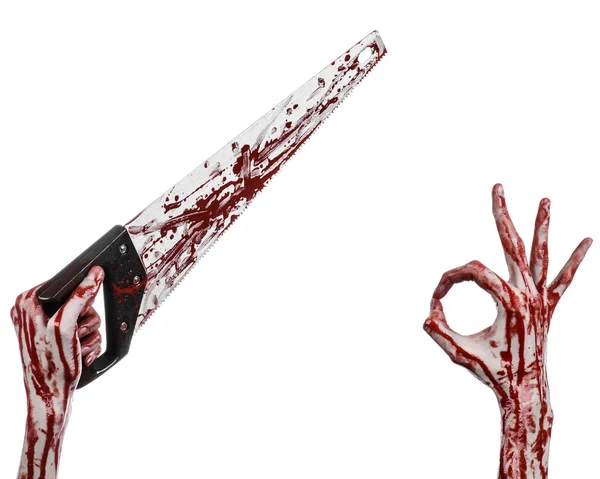 Tema de Halloween: mână sângeroasă care ține un fierăstrău sângeros pe un fundal alb — Fotografie, imagine de stoc