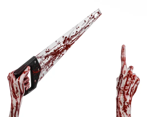 Tema de Halloween: mão sangrenta segurando uma serra sangrenta em um fundo branco — Fotografia de Stock